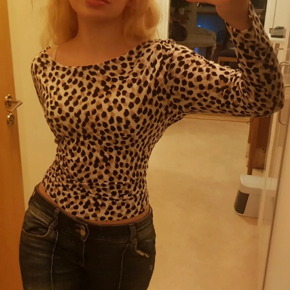 Väldigt skön tröja/blus i mjukt och lätt material från H&M❤ Perfekt för y2k eller sthlmstil, eller om man bara gillar leopardmönster⭐. Blusar.