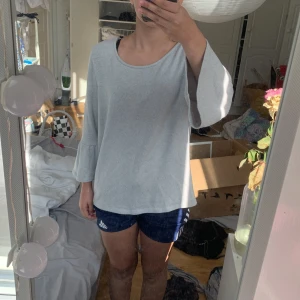 Långärmad med volang - Säljer denna tröjan för den kommer aldrig till användning. Den är i bra skick och har vilans på armarna.