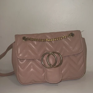 Rosa väska  - Axelremsväska med en fin rosa färg