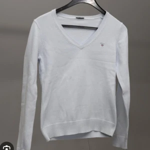 Gant tröja  - Finstickad v ringad tröja, knappt använd 