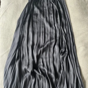 Sidenkjol - Sidenkjol från Zara i krinklat ocj blankt fint material.  Knappt använd och som helt ny! 