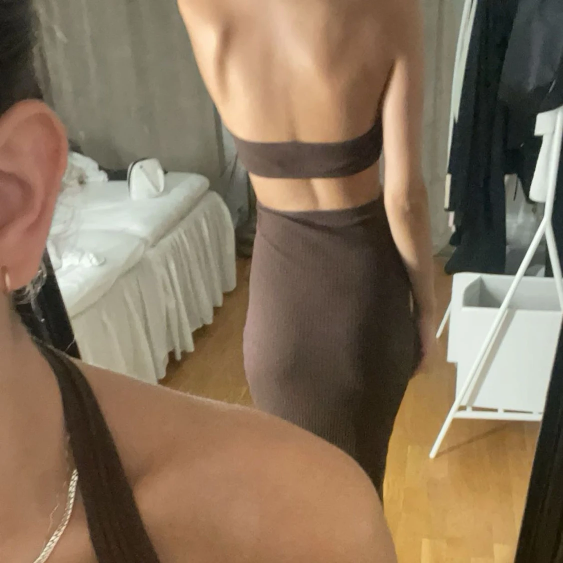 En brun lång klänning.  - 90