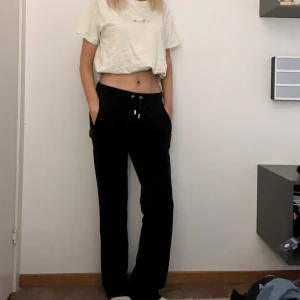Juicycouture byxor🖤 - säljer mina juicy byxor eftersom dom tyvärr inte kommer till användning. Dom är i bra skick och använt ett par gånger. Jag är 1,67 och dom passar perfekt. Storlek S