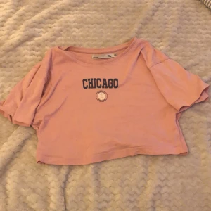 Rosa t-shirt  - Här har vi en jätte fin rosa t-shirt!❣️ den är i strl 130! Är i jätte bra material, priset får absolut att diskutera!😉