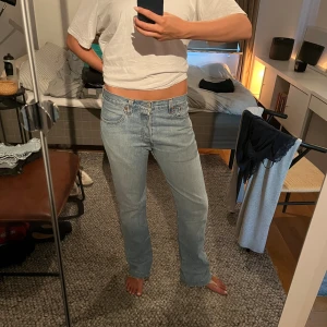 Levis jeans 501 - Galet snygga ljusblå straight Levis jeans i storlek 501, skulle säga att det är mittemellan S/M!