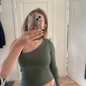 One shoulder topp - One shoulder topp i den perfekta gröna färgen som knappt är använd!💚🫶🏻