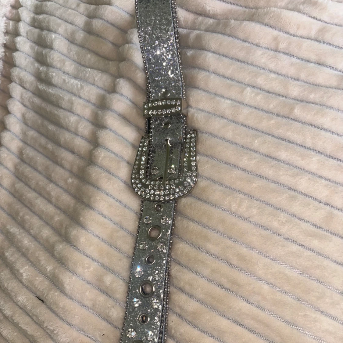 Glittrigt silver skärp 