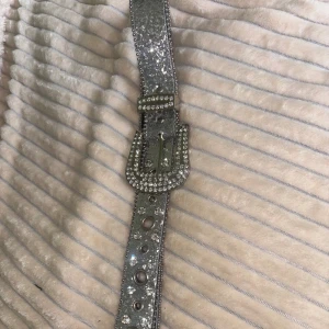 Glittrigt silver skärp  - Använt ungefär 2 gånger, finns i över 20 storlekar( alla hål i skärpet är en storlek). Inga fläckar och ingenting är sönder.