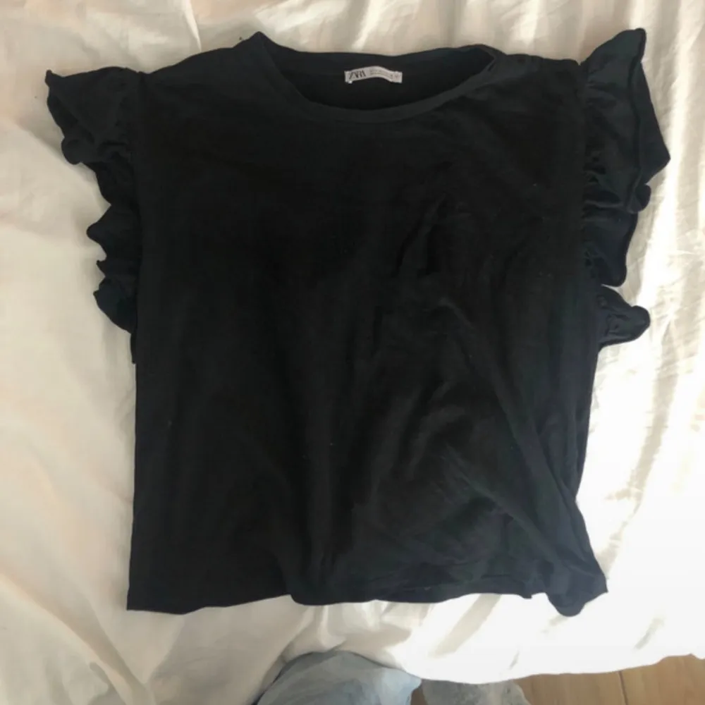 Fin blus/T-shirt med volangärm från Zara, säljer då den inte är min stil längre!. Toppar.