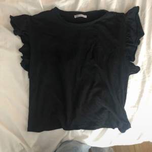 Fin blus/T-shirt med volangärm från Zara, säljer då den inte är min stil längre!