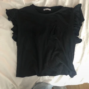 Zara blus  - Fin blus/T-shirt med volangärm från Zara, säljer då den inte är min stil längre!