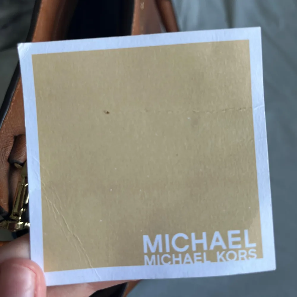 Säljer min Michael Kors väska då den aldrig kommit till användning💗Köptes för 5000 och säljs då ganska dyrt💗Priset går självklart att diskuteras💗Kan även gå med på byten💗. Laukut & Käsilaukut.