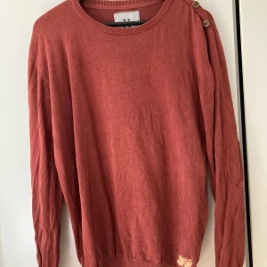 Kopparfärgad tröja - En kopparfärgad tröja som passar perfekt när du behöver något extra lager under sommarkvällarna.