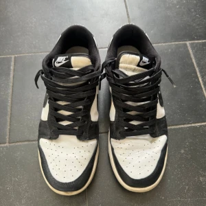 Nike panda dunks - Flitigt använda Nike dunks men har kvar att ge.  Säljer då det mest tar plats och inte används längre. 