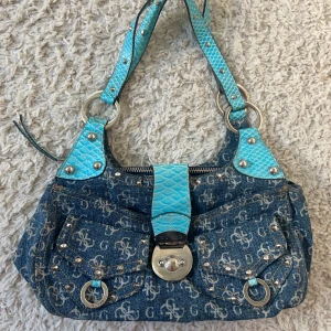 Guess handväska  - Världens snyggaste guess handväska me massa detaljer. Säljer endast då jag har alderless för mycket väskor.Fint skick. Köp sker via köp nu, jag postar inom 24h