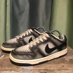 Nikes från 2003, finns ingen låda, condition 6/10 och ett par nya kostar runt 10 000kr. Dom är designade av graffiti målaren haze. Priset kan diskuteras!