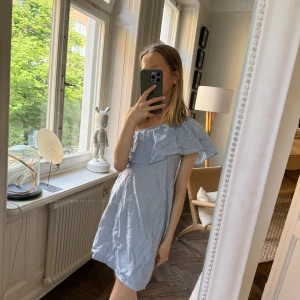 Off-shoulder klänning från Zara - Blå/vit randig söt sommarklänning från bershka