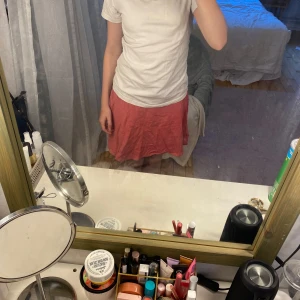 Röd tjol - Säljer en tjol som har jätte mysigt material. Använt max 3 gånger. Inget fel på den. Skriv till mig om ni undrar något! 😊