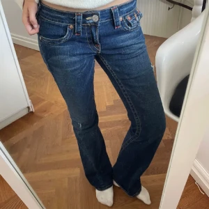 Lowwaist bootcut jeans true religion  - Så snygga! Midjemåttet är ca 38cm rakt över 💕Använd gärna köp nu