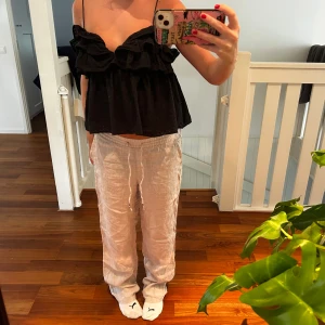 Super snygga linnebyxor - Säljer mina begia slutsålda linnebyxor från esprit!💞super fina nu i sommar och passar till allt