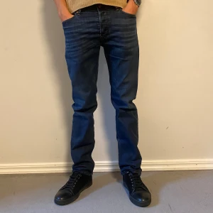 Diesel - Hej! Vi säljer nu dessa Diesel jeans. Jeansen är i toppskick 10/10. Modellen är 185 och väger 70kg. Hör av dig vid frågor! 