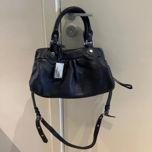 Marc Jacobs väska  - Vintage Marc Jacobs väska i helt ny skick med inga defekter på väskan men på långa bandet och är i unikt mörk lila/marin blå färg🩷 