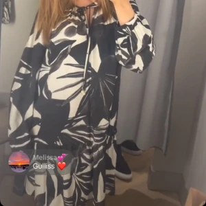 Svart vit klänning - SUPERfin och somrig sommarklänning från H&M🖤 I storlek S