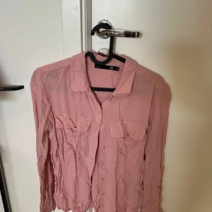 Skjorta   - Rosa skjorta i somrigt och härligt material. 