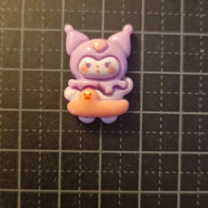 Sanrio resin akryl - Kuromi - Super söt Kuromi akryl. Kan användas för dekoration för phone case, ring m.m! | ca 2.5cm