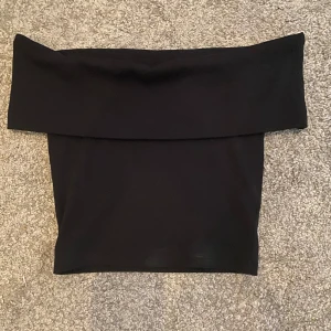 Svart off shoulder topp🖤 - Jättesnygg off shoulder topp från ghina tricot 🖤 Storlek S💘 Inte använd, köpt för 199kr har jag för mig.🌸 Säljer för 150🌟 