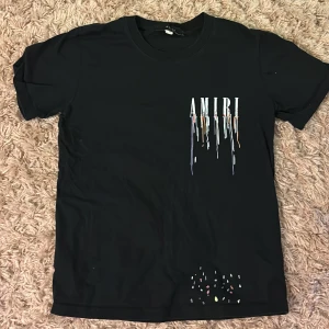 Riktigt snygg amiri tröja som är sparsamt använd - Snygg amiri tröja utan några skador som funkar till nästan allt, vid fler frågor är de bara att skriva