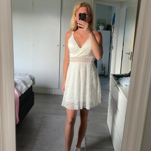 Vit klänning  - Köpt i Kroatien, fint material o aldirg använd (lapp kvar). One size men den passar mig bra som har storlek s. Ordinarie pris: 60 euro
