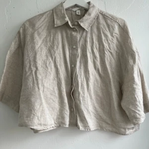 Linne skjorta  - Linne skjorta med trekvartsärm.  Lite kroppad modell så passar perfekt till högre byxor eller kjol med högmidja till sommaren.