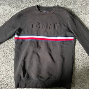 Tommy Hilfiger Tröja  - Säljer min Tommy Hilfiger tröja som är i använt skick. Säljer den då den inte kommer till användning. Säljs i befintligt skick. 
