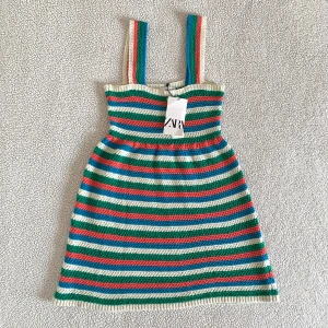 ZARA stickad randig klänning  - Otroligt fin stickad / virkad randig klänning från ZARA. Ny med tags. Utan anmärkningar.