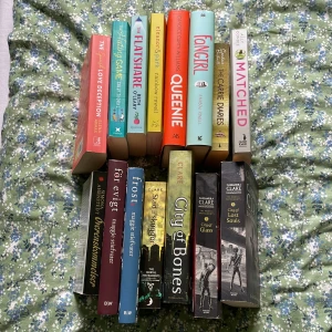 Massa böcker - Böcker 60 kr styck  Massa populära ungdomsböcker!  Skriv om du har några frågor! 