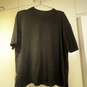 Finstickad t-shirt från H&M - En svart finstickad t-shirt från H&M i storlek S Jättebra skick o knappt använd för beställde den men storleken passade inte 