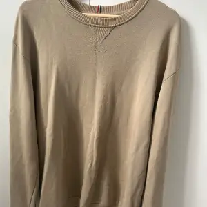 Säljer denna feta Les deux sweatshirt med stort tryck på ryggen. Riktigt cool och unik tröja som köptes på byxshopen för ca 1200:-. Säljer då den inte längre kommer till användning. Två mindre flaws på ena armen (bild 4/5). Kan nog gå att få bort!