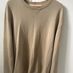 Les deux sweatshirt - Säljer denna feta Les deux sweatshirt med stort tryck på ryggen. Riktigt cool och unik tröja som köptes på byxshopen för ca 1200:-. Säljer då den inte längre kommer till användning. Två mindre flaws på ena armen (bild 4/5). Kan nog gå att få bort!