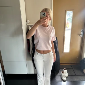 Vita kostymbyxor från BikBok strl.36 - Jättefina vita lowwaisted kostymbyxor från BikBok i strl. 36 fickor framtill och fakefickor baktill