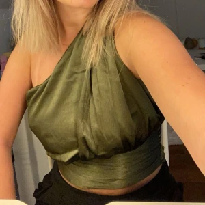 Topp - Fin olivgrön one-shoulder topp från gina! Använd 1 gång🥰🥰