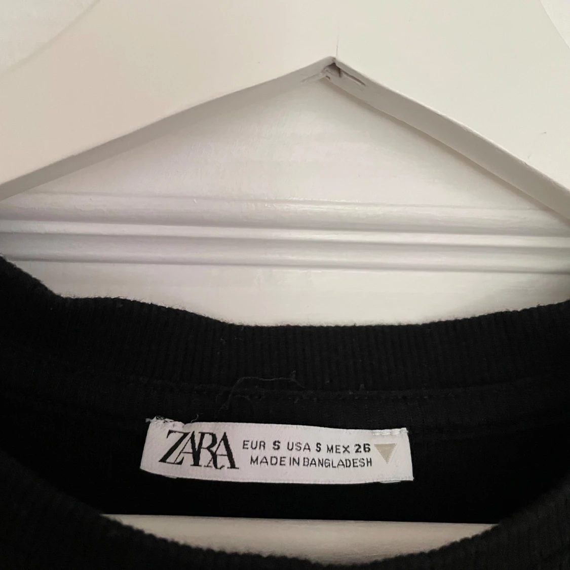 Svart tröja med volangärmar - 91