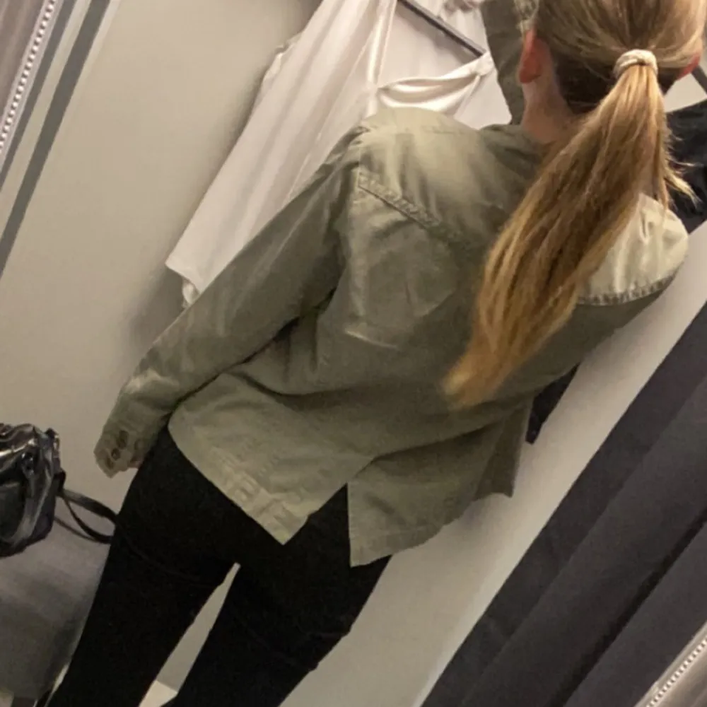 Skit snygg grön jeans jacka! Storlek 44 men känns mycket mindre, passar mig som vanligtvis är S. Skriv för fler bilder eller frågor 💕. Jackor.