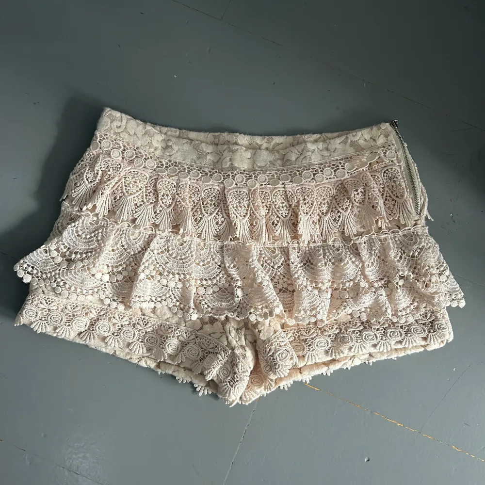 Superfina spetsshorts i beige❤️❤️står ingen storlek men passar s/m. Mycket bra skick!. Shorts.