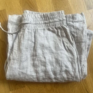 Beiga linnebyxor från Gina  - Beiga linnebyxor från Gina i storlek 34💋dom är ganska ”baggy” som man ser på sista bilden💕skriv för fler bilder! 