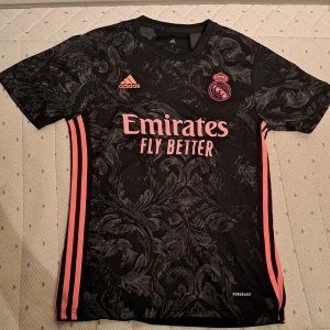 Real Madrid tröja limited edition  - En av dom om inte den snyggaste fotbollströjan som gjorts och extremt svår att få tag på nu. Herrstorlek S. Tyvärr finns mindre slitage på Emirates texten 