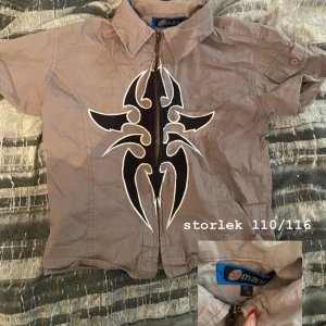 drain tröja - cool t-shirt med dragkedja, använd fåtal gånger, passar s-m ungefär 