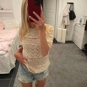 Virkad t-shirt - En snygg virkad T-shirt från zara, den är aldrig använd och prislappen sitter kvar.