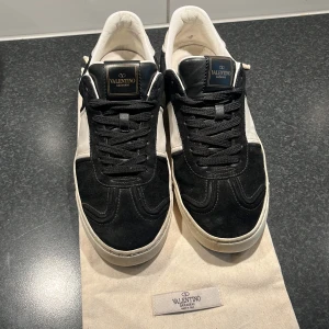 Valentino flycrew -  Säljer fräscha Valentino skor. I gott skick. Tveka inte på att höra av er vid flera frågor 🙌