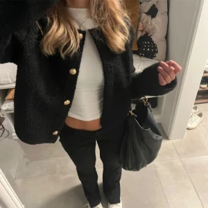 Tunn jacka  - Fin och stilren jacka som är väldigt tunn. Är i super bra skick! 